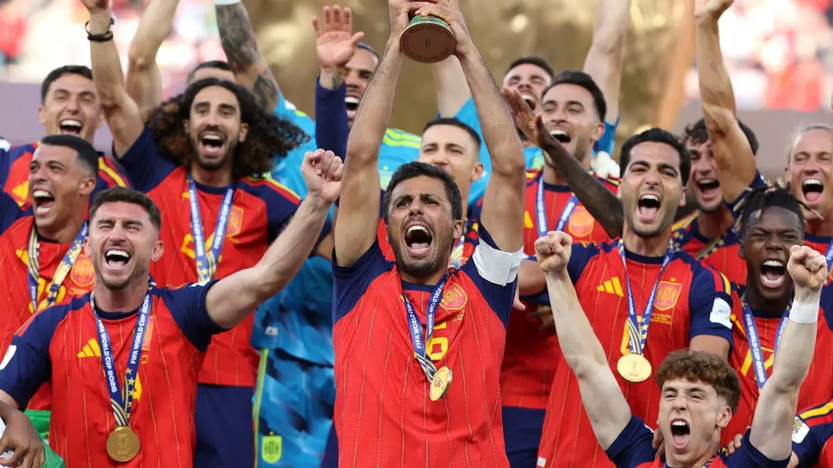 España campeona del Mundial 2026 levantando el trofeo